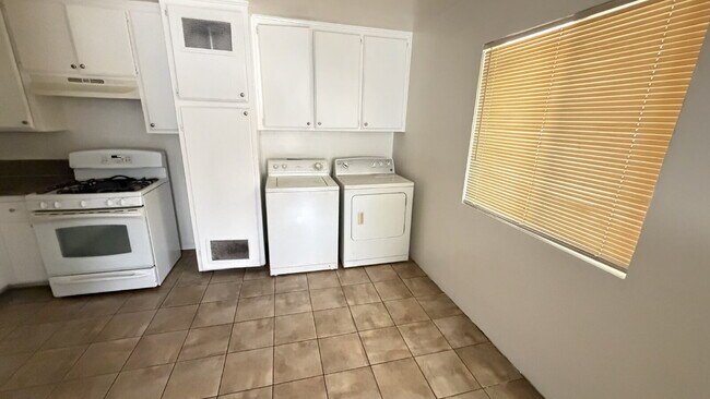 Building Photo - Spacious 3 Bed / 1 Bath Apartment with Open Layout & In-Unit Laundry