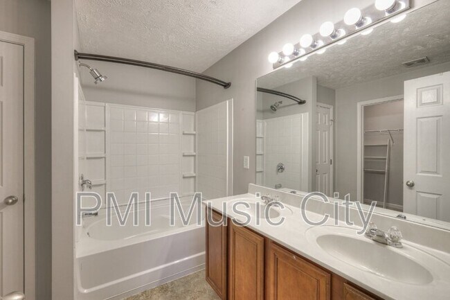 Building Photo - 1068 Ashmore Dr