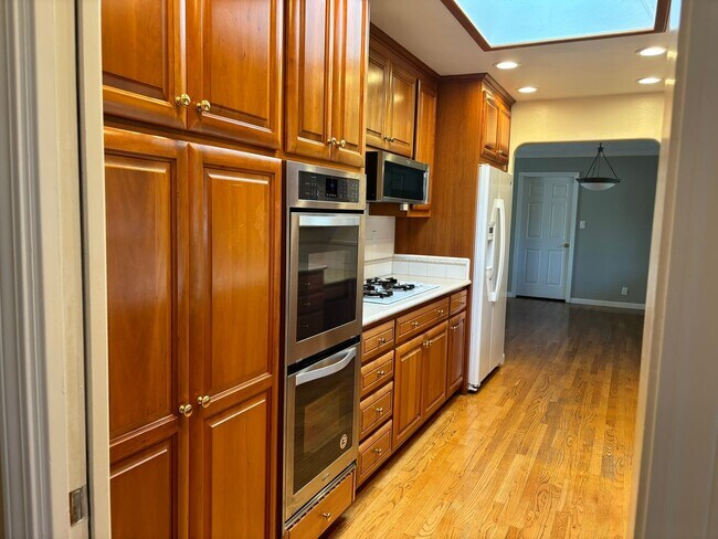 Building Photo - Gorgeous 4 bed/3 bath home in Walnut Creek