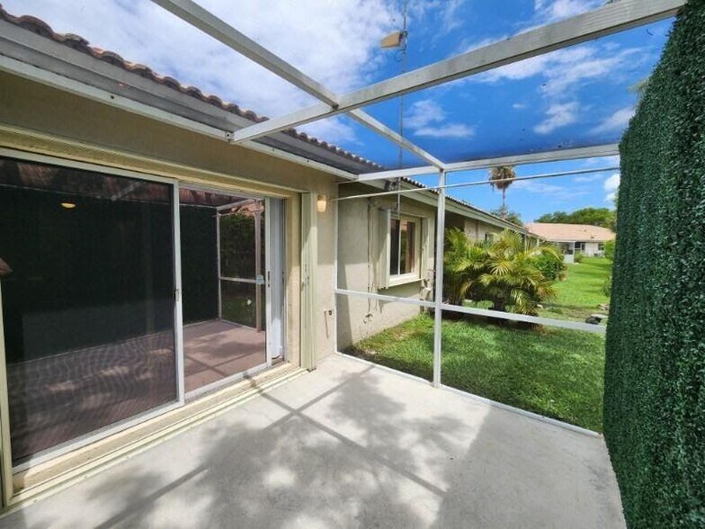 Building Photo - 4967 SW 32nd Ave