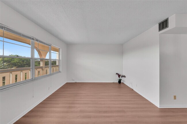 Building Photo - 1901 Bermuda Cir