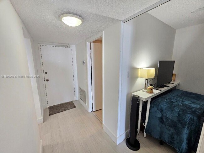 Building Photo - 18031 Biscayne Blvd