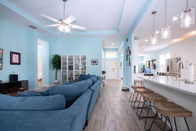 Building Photo - Luxurious 4-Bed Oasis with Outdoor Kitchen...