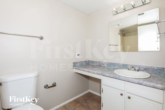 Building Photo - 2620 S Holbrook Ln