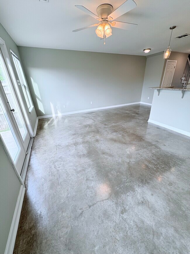 Building Photo - 1534 S Patout St