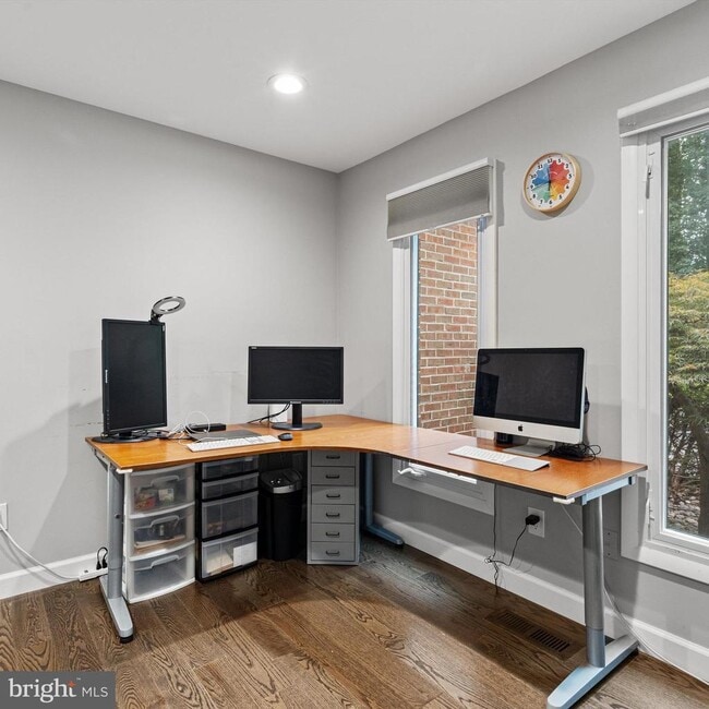 Building Photo - 3704 Oak Hill Way