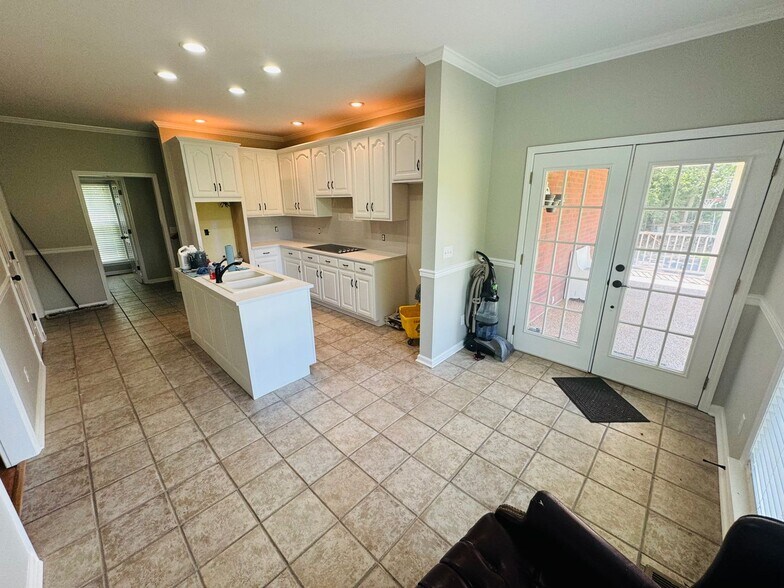 Building Photo - 449 Sanders Ln