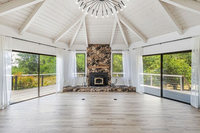 Building Photo - Beautiful 4-Bedroom 2-Bathroom Home