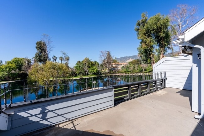 Building Photo - 3 Bedroom & 2 Bathroom