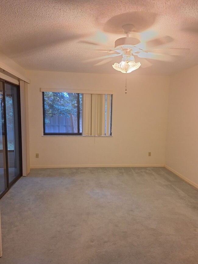 Building Photo - 3 Br. 2 Ba. condo with garage