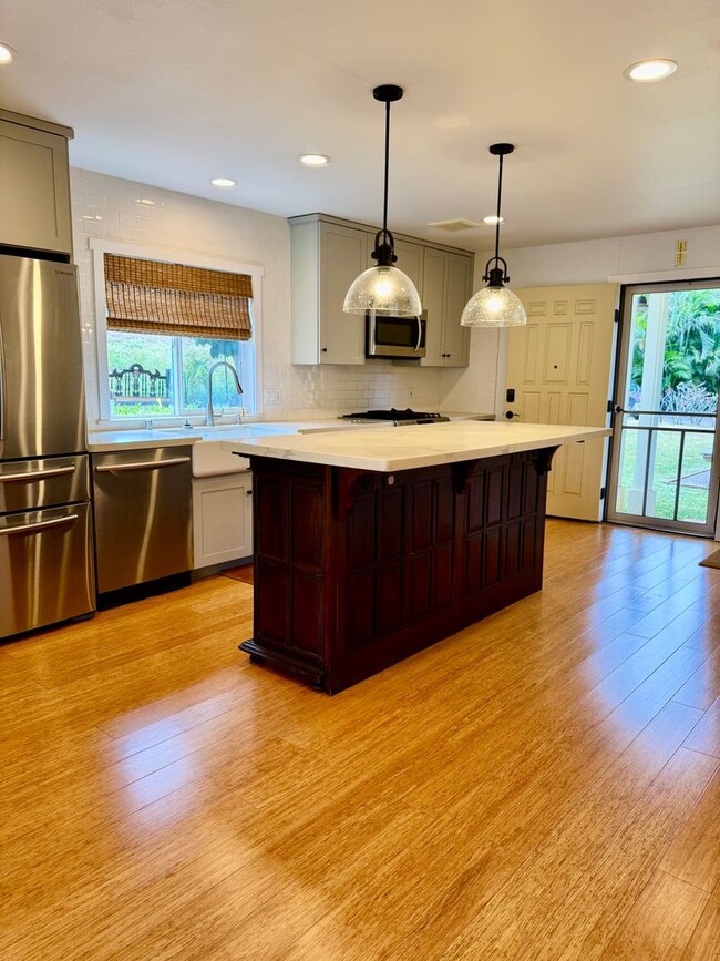 Building Photo - Newly Renovated 3/3 Home in Waialua