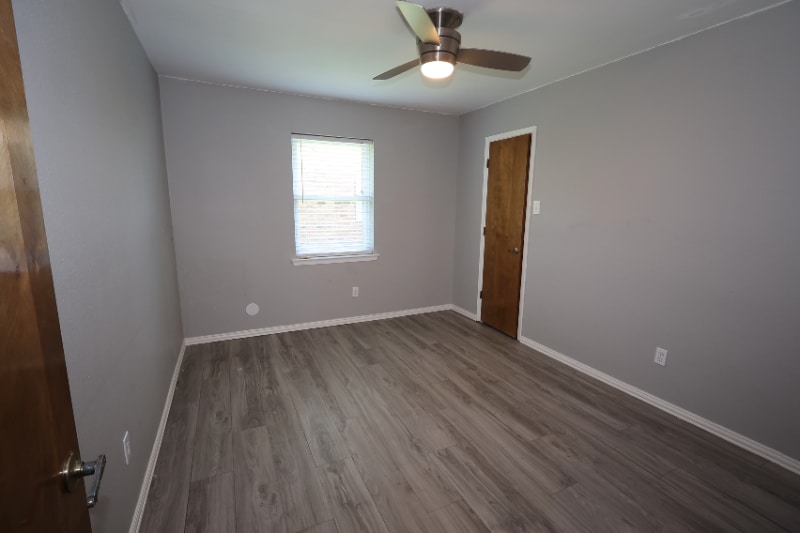 Building Photo - 412 Live Oak Dr