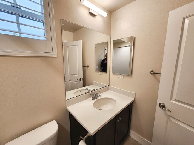 Building Photo - Modern 3 bed 2.5 bath townhome