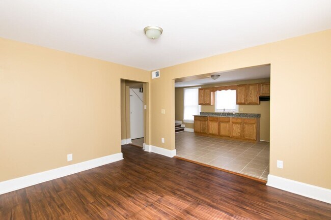 Building Photo - Cute, Clean & Completely Renovated