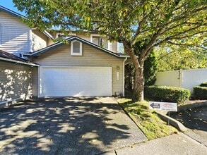 Building Photo - Beautiful 3 Bed 2.5 Bath Townhome in Beaut...