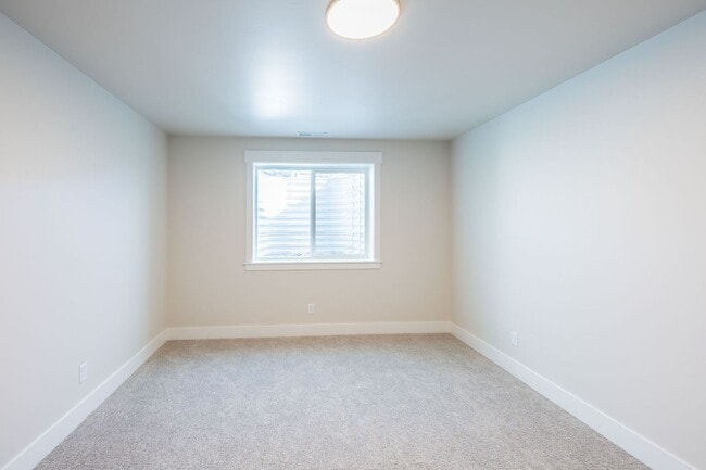 Building Photo - 715 Pine Ridge Ln