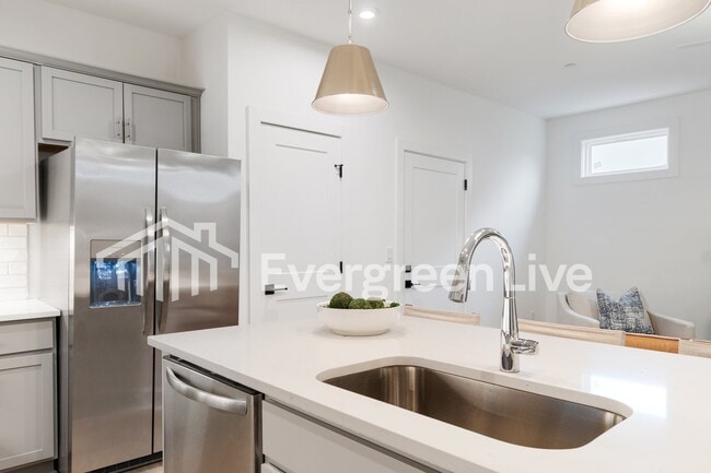 Building Photo - 129 Leggo Ave