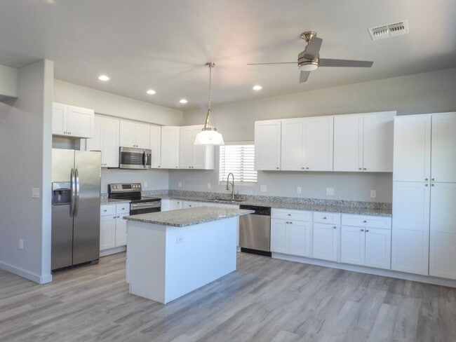 Building Photo - 3 Bedroom 2.5 Bath Home