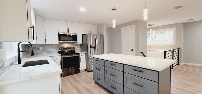 Building Photo - Stunning 4 bedroom House in an amazing location of Puyallup!