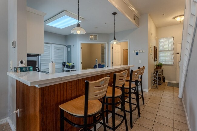 Building Photo - LOCATION. LOCATION. LOCATION. 2BR/3BA Cond...