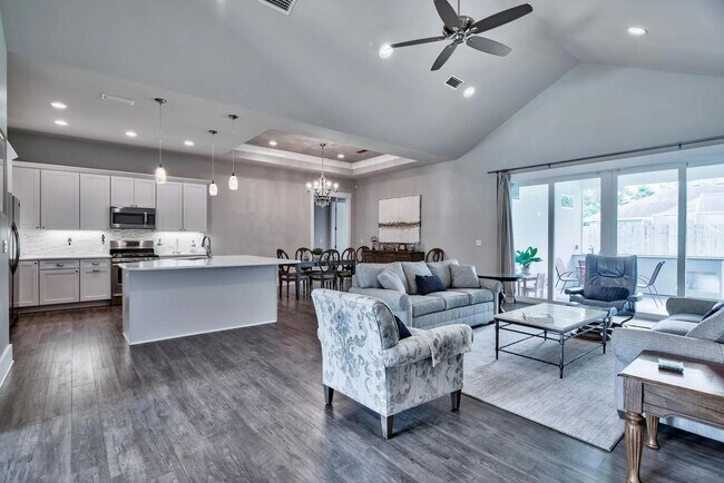Building Photo - Spacious 4-Bedroom Home for Long-Term Leas...
