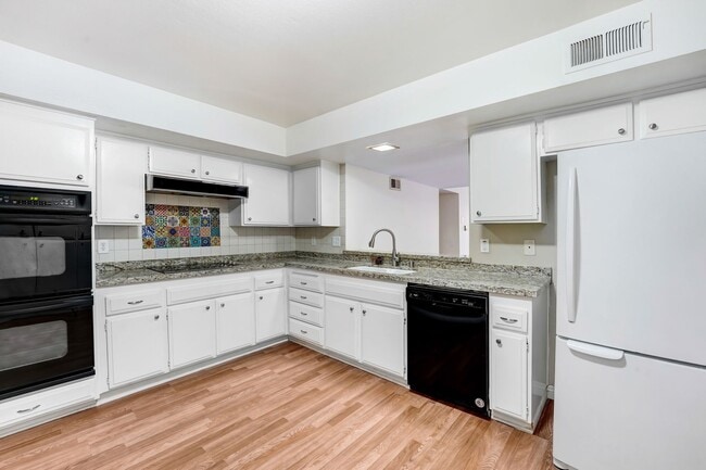 Building Photo - Parkwood Condo for Lease in Pasadena
