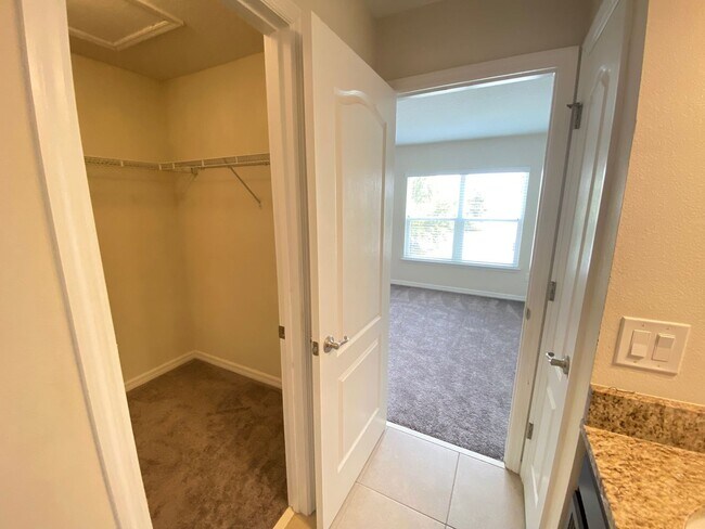 Building Photo - Beauiful Townhome in Tuscany Place. This i...