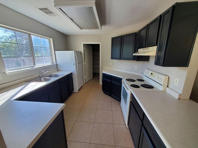 Building Photo - 2606 Sunview Lake