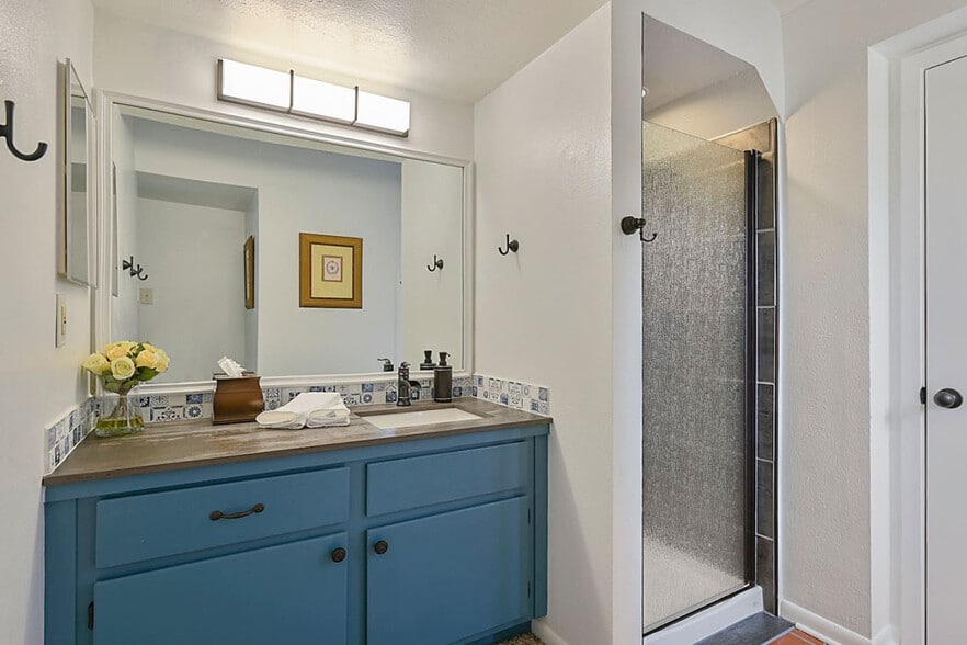 Building Photo - 941 Navidad St