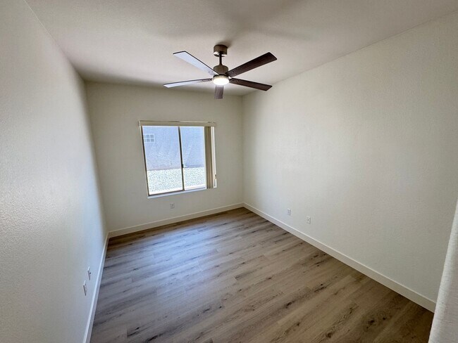 Building Photo - Remodeled 2BD/2BA with Golf & Mountain Vie...