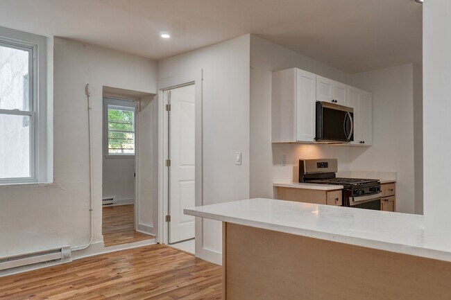 Building Photo - 522 Elm St