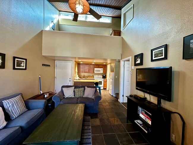 Building Photo - Spacious 2 Bed + Bonus Bedroom, 2 Bath Apa...