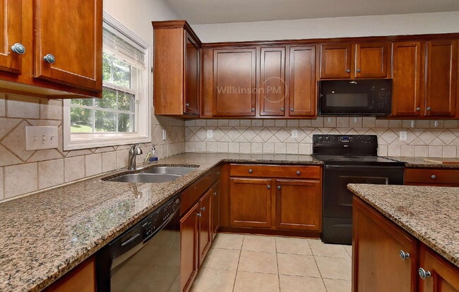Building Photo - Luxurious 5 Bedroom 3.5 Bathroom for Rent ...