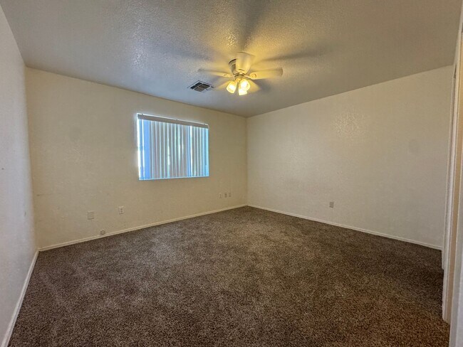 Building Photo - 3BR Duplex with gated yard and Garage