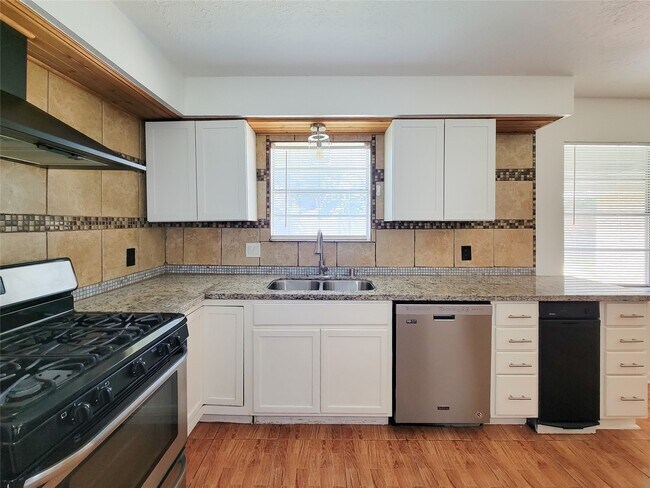 Building Photo - 409 S Travis