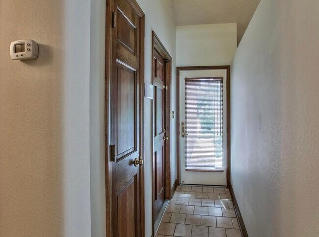 Building Photo - 842 Santa Rosa Dr