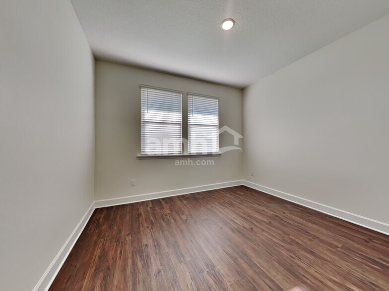 Building Photo - 1016 Tan Tara Trl