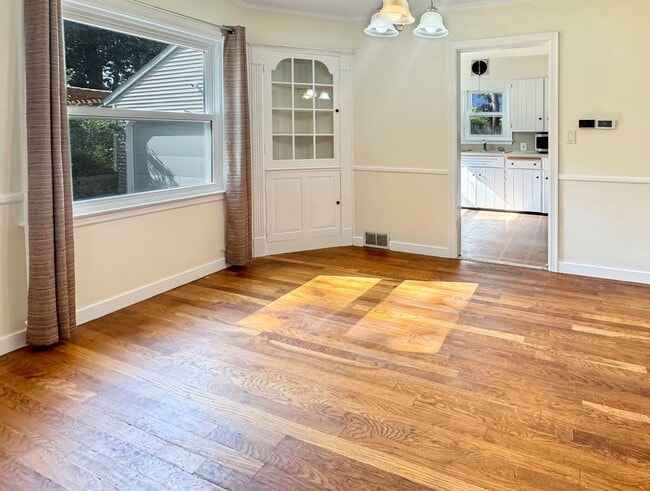 Building Photo - Lovely 3 bedroom 1.5 bathroom Cape Code st...