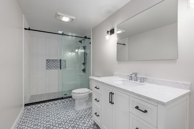 Building Photo - 11 Bobolink Rd