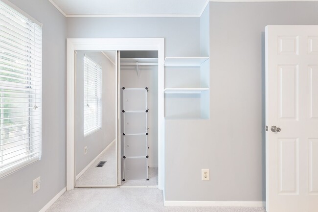 Building Photo - Two-Story Townhome Quiet Neighborhood w/ G...