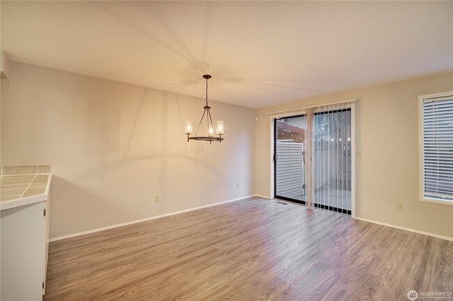 Building Photo - 2Bd/1.5Ba Kirkland Townhome