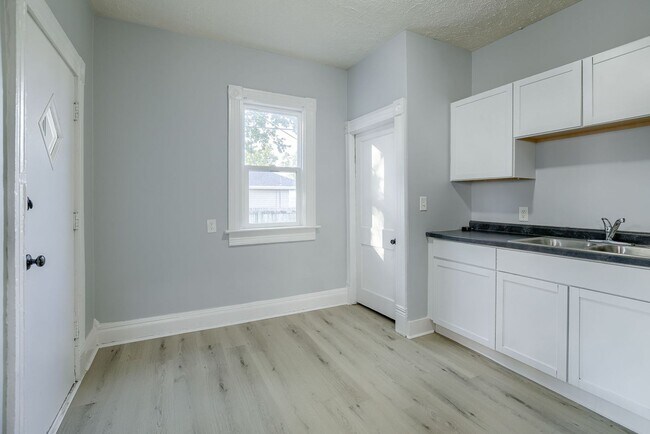 Building Photo - 2411 Emmet St