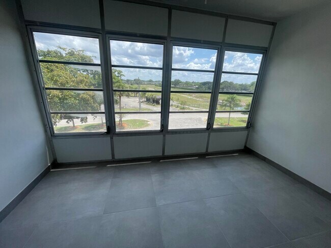 Building Photo - 1005 Country Club Dr