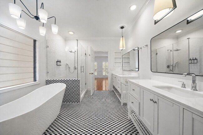 Building Photo - 5136 Chevy Chase Dr
