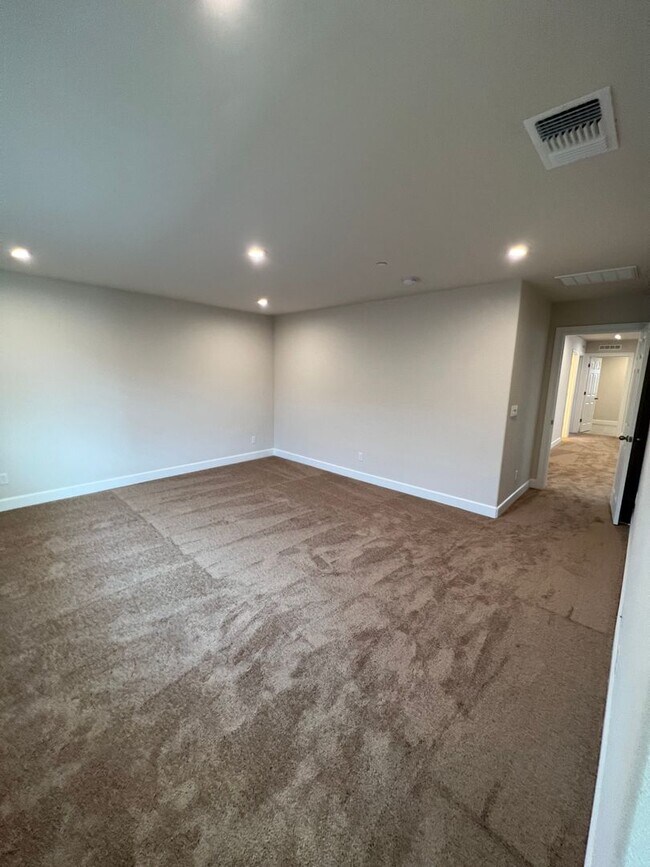 Building Photo - Newer 4 Bedroom Solar Home in Rocklin! Easy Access to I-80!