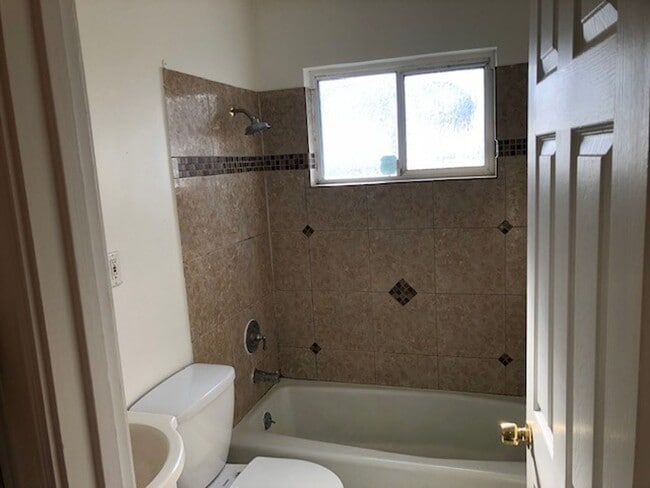 Building Photo - House: 3 Bedroom / 2 Bathroom - Sacramento