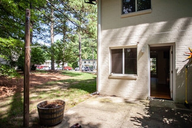 Building Photo - Sleek & Sun-Drenched 2BR Townhouse in Heart of Carrboro