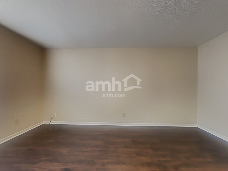 Building Photo - 2957 Seasons Dr