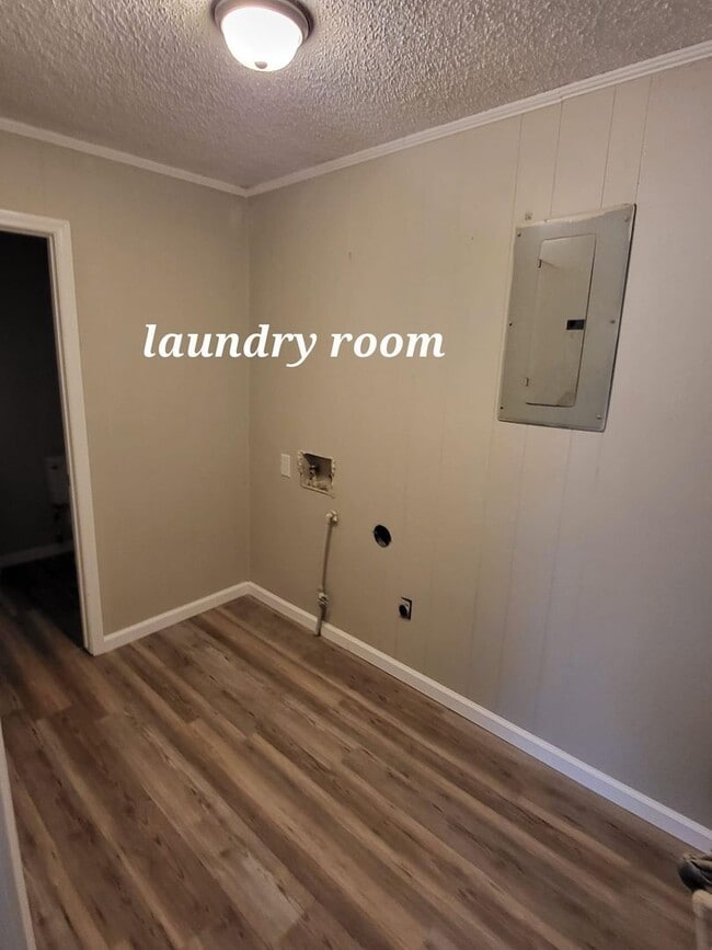 Building Photo - 2-Bed 1.5-Bath Townhome Available Soon!