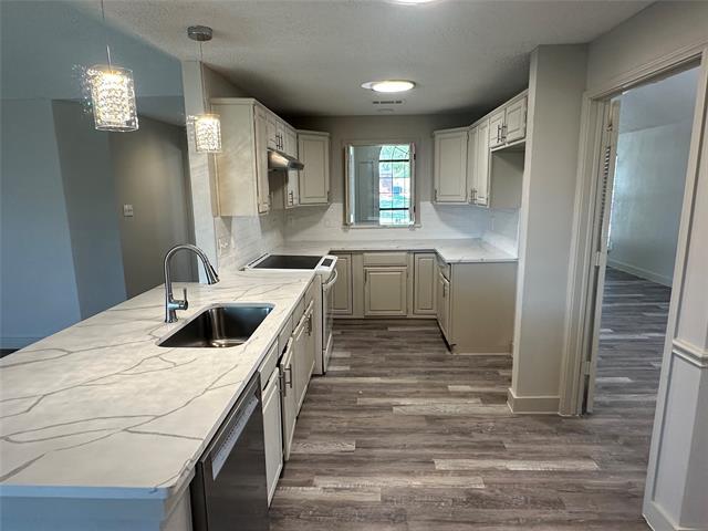 Building Photo - 1581 Glenmore Dr